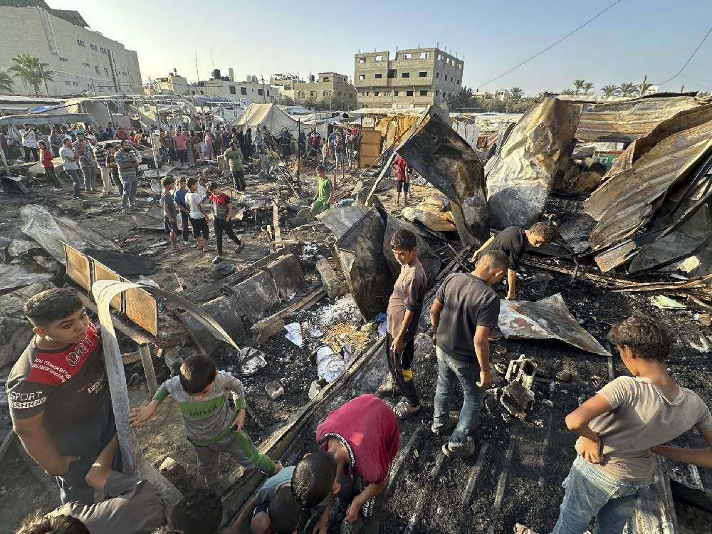 22 muertos, entre ellos 7 niños, deja bombardeo israelí a una escuela en el norte de Gaza