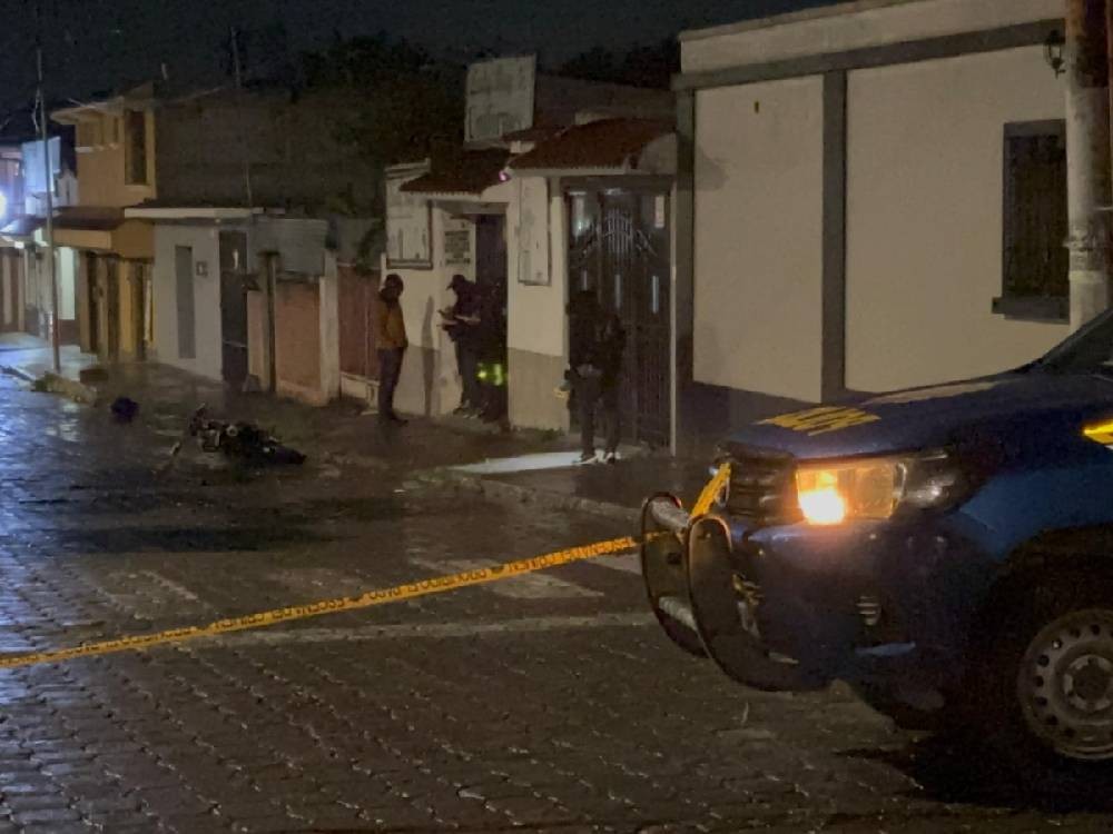 A mano armada, delincuentes asaltan un negocio de comida y roban una motocicleta