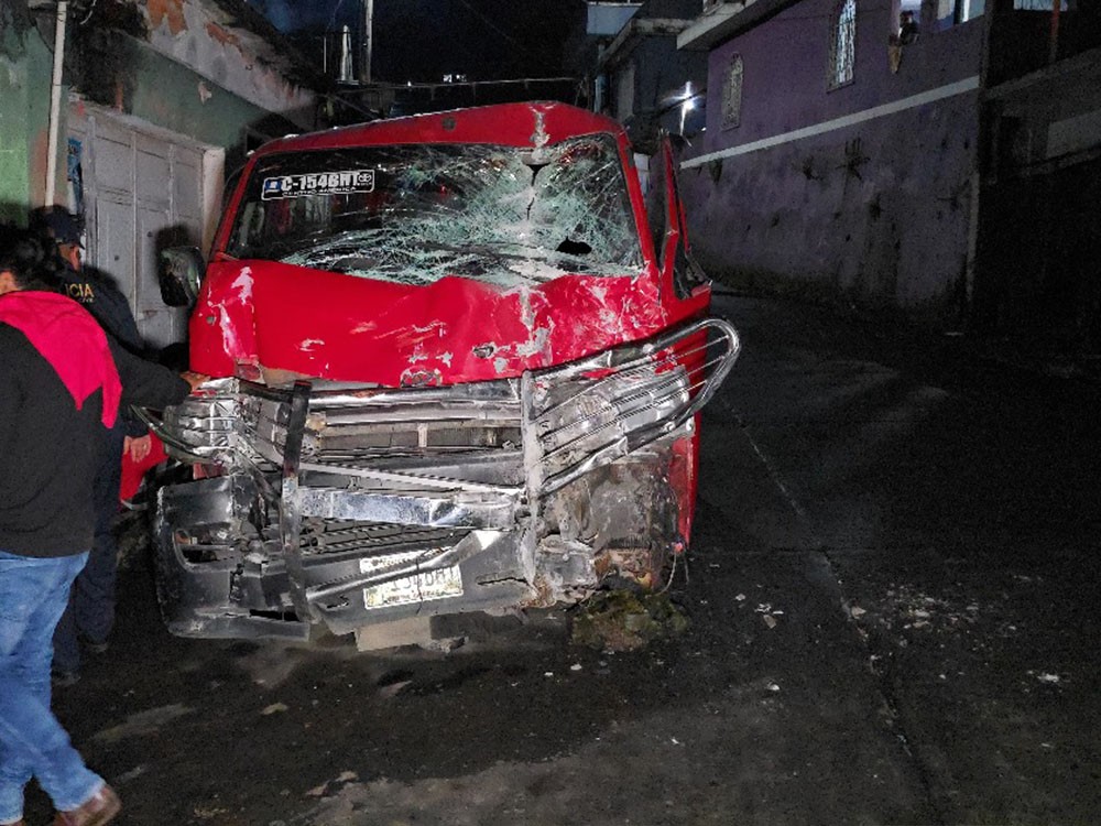 Accidente de microbús en Pueblo Nuevo Suchitepéquez deja varios heridos y daños materiales