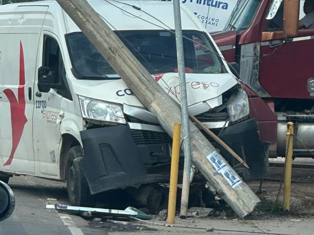 Accidente de tránsito provoca suspensión de energía eléctrica y agua potable en Xela