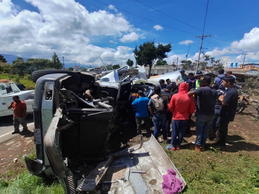 Rescatan con vida a piloto que volcó en la Ruta Interamericana