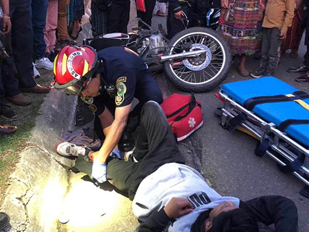 Adolescente en moto es atropellado en Sipacapa; conductor huye