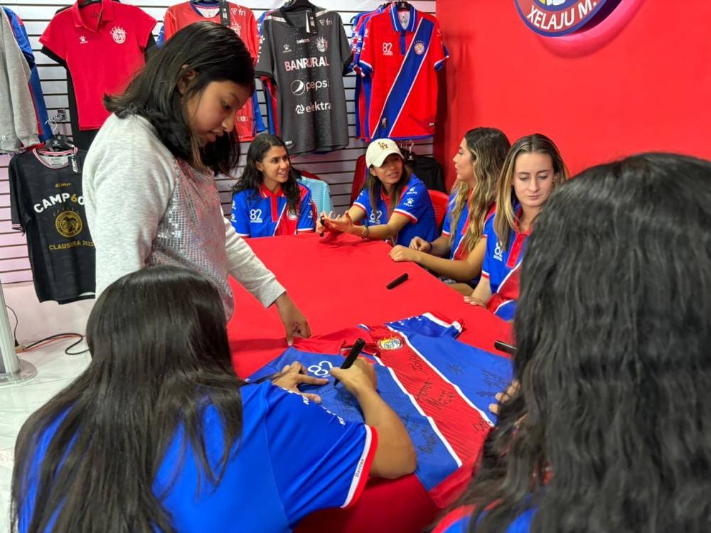 Aficionados comparten con jugadoras de Xelajú en firma de autógrafos