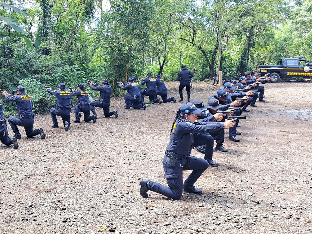 Agentes de la PNC son capacitados en uso de armas de fuego