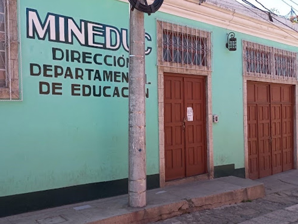 Alertan sobre estafadores que venden plazas laborales en el Ministerio de Educación