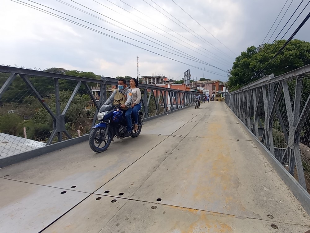 Alternan paso de vehículos en puente La Unión