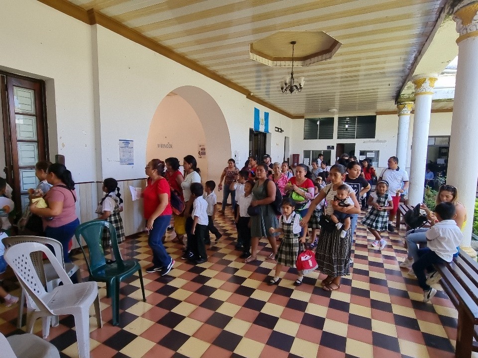 Alumnos de la Escuela San Benito visitan establecimientos públicos en Mazatenango