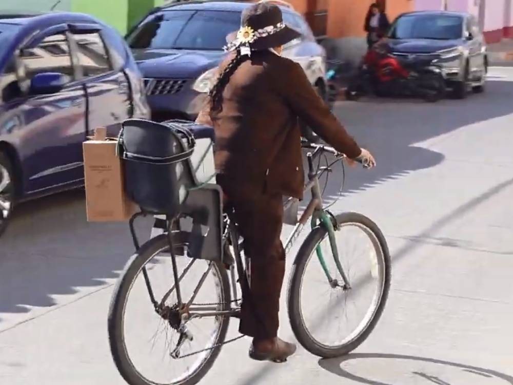 Ángela Mejía: la auxiliar de enfermera que, a bordo de su bicicleta, lleva la vacunación a diferentes rincones de Quetzaltenango 