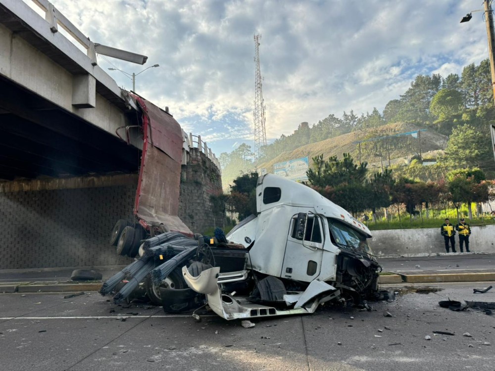 APARATOSO ACCIDENTE | Paso parcial en Las Rosas tras caer tráiler del paso a desnivel 