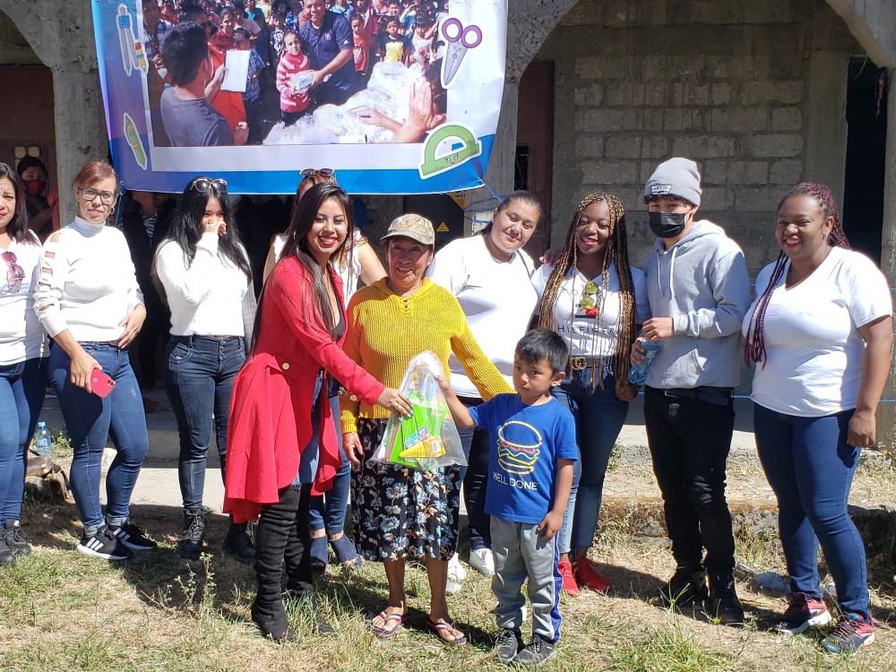 Apoyan A Niños De Escasos Recursos Con útiles Escolares Y Mochilas