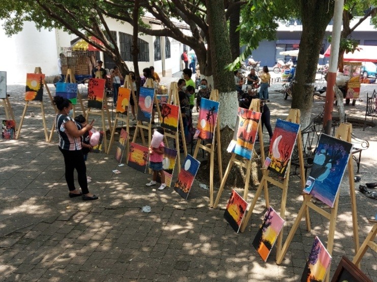 Artistas exponen pinturas en Parque Central de Mazatenango 