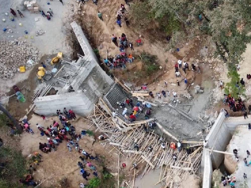 Atienden a 40 heridos por colapso de puente en construcción en Quiché