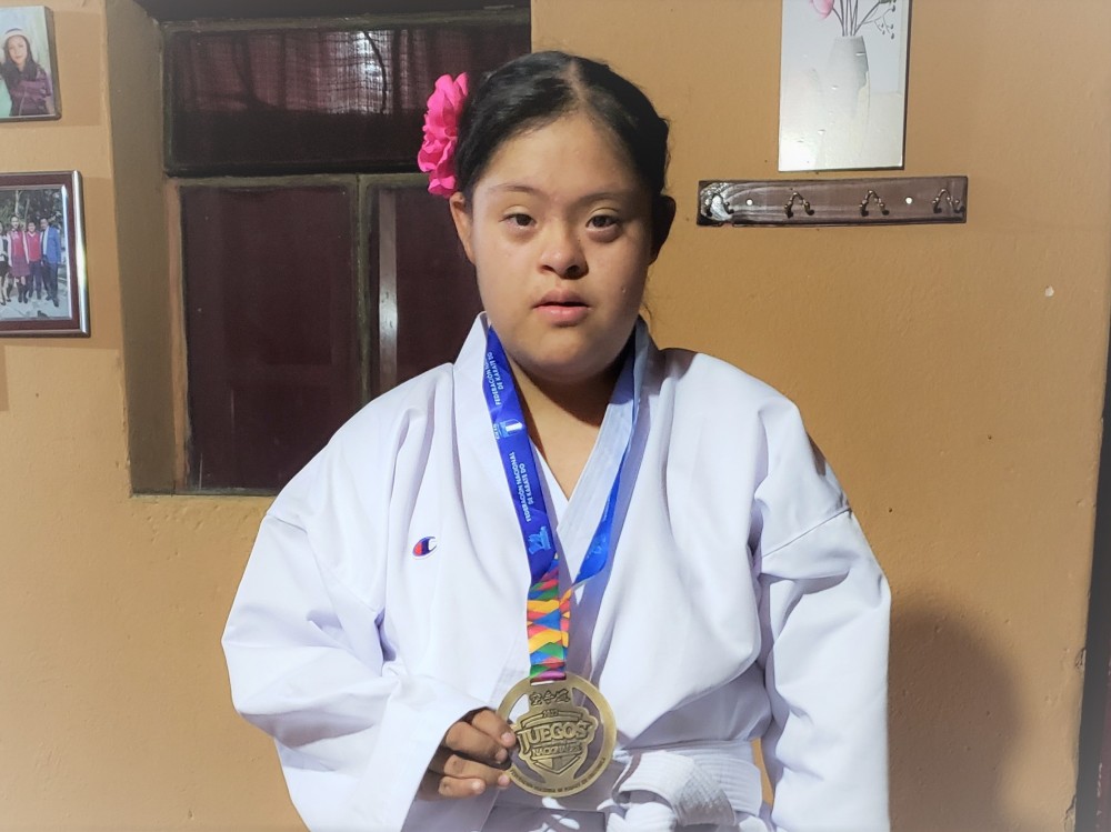 Atleta huehueteca con Síndrome de Down obtiene medalla de oro en Para-Karate
