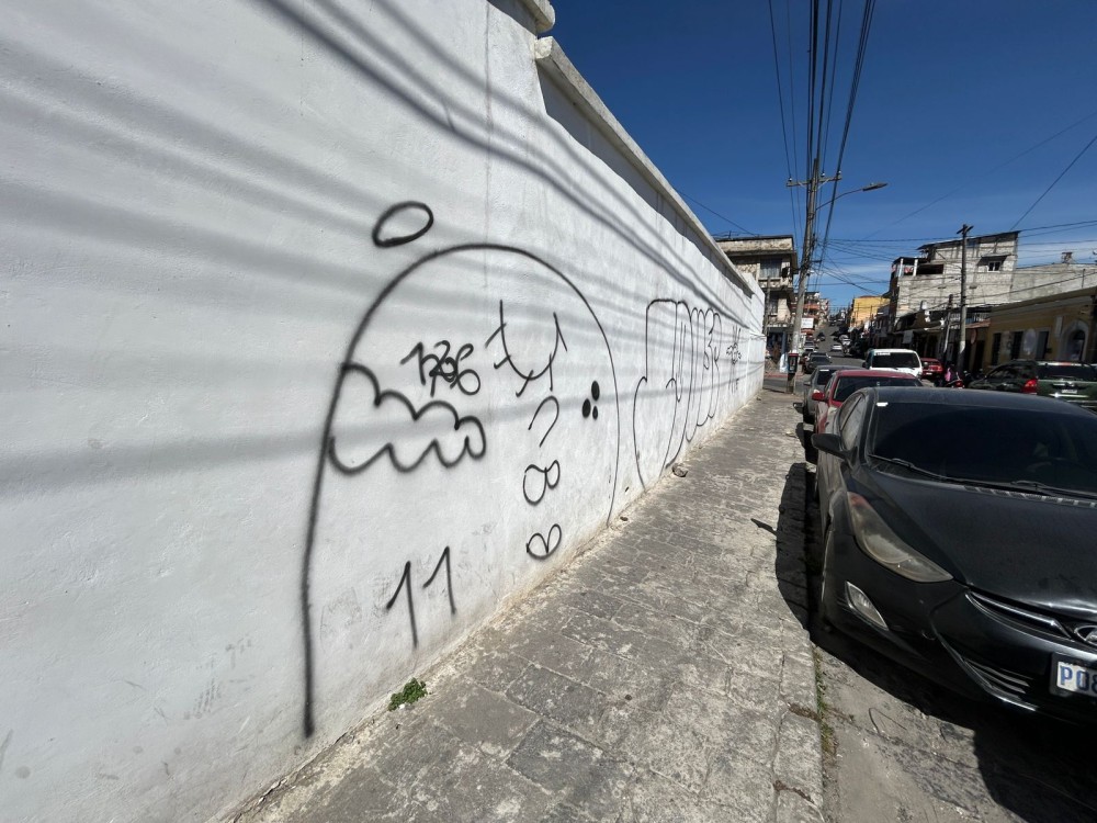 Autoridades de educación catalogan como actos de vandalismo, pintas en muro de escuela  