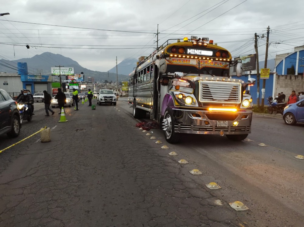 Ayudante de bus muere atropellado en la zona 7 de Xela