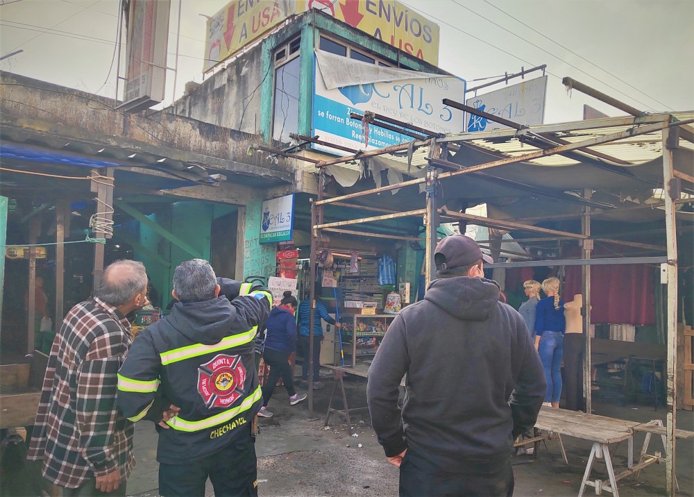 Bodega de hilos en el mercado La Democracia estuvo a punto de incendiarse