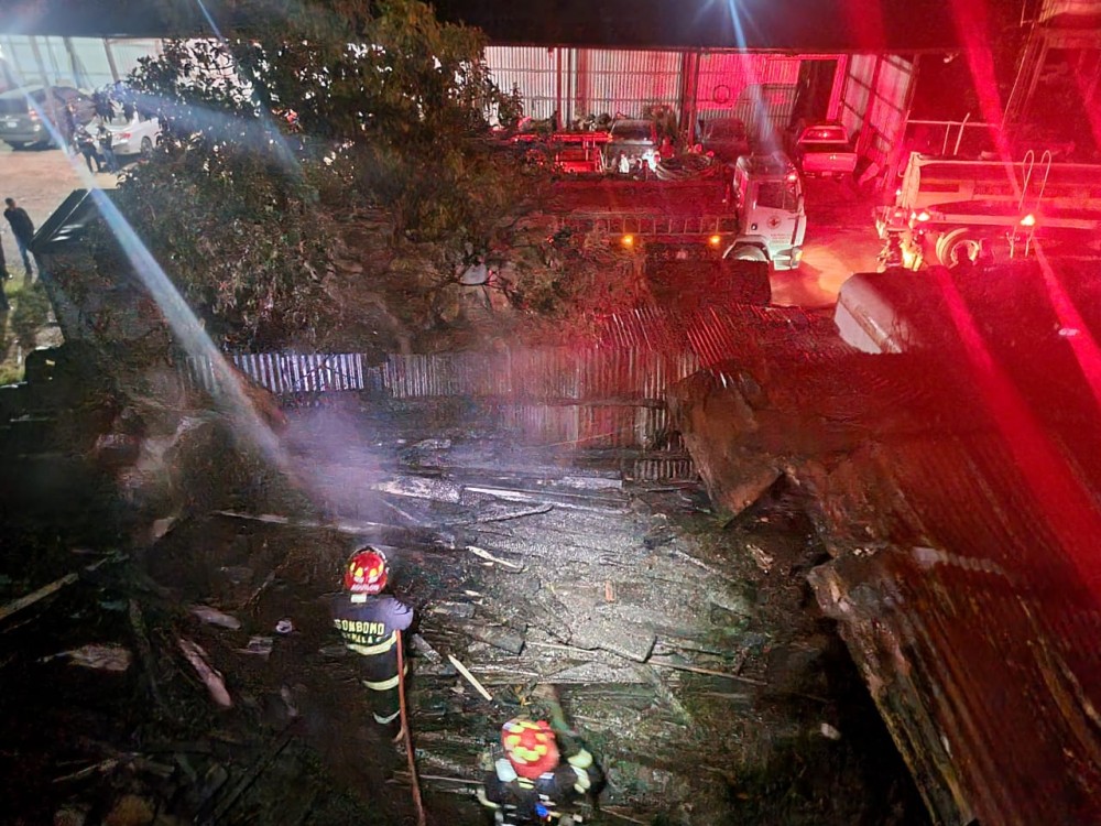 Bodega es consumida por un incendio