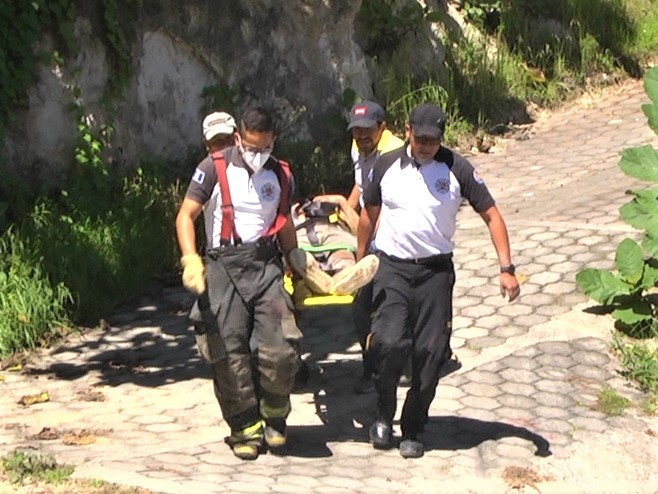 Bomberos Rescatan A Hombre Que Cayó A Pozo De 35 Metros De Profundidad