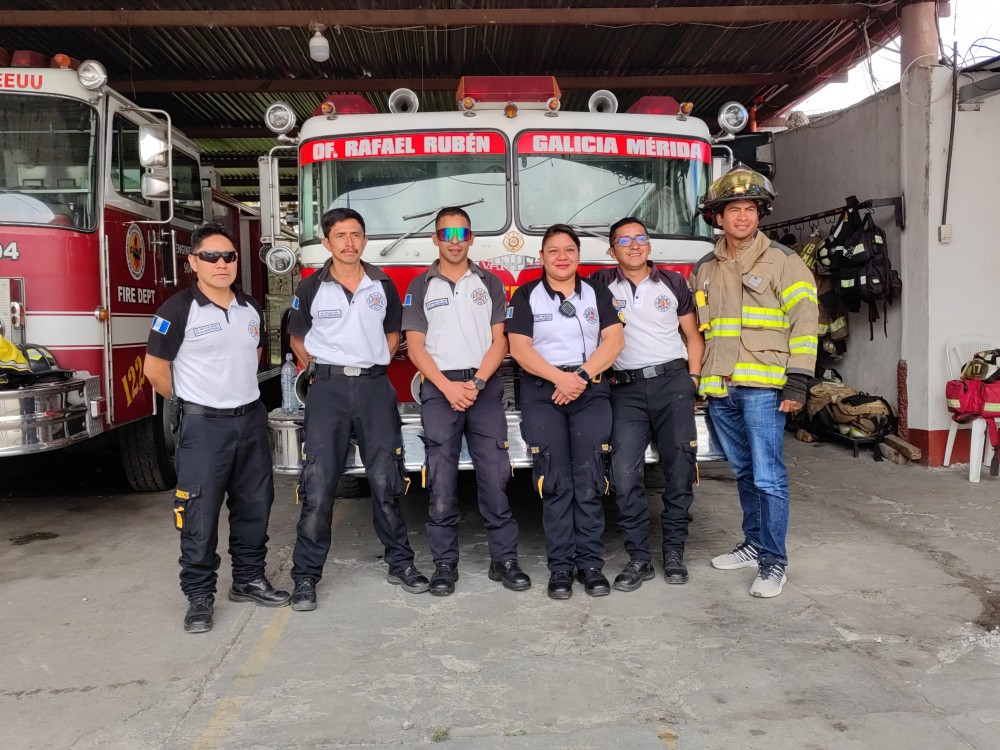 Bomberos Voluntarios de Huehuetenango celebran su día trabajando