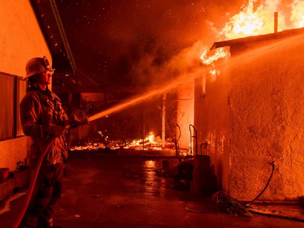 Bomberos y expertos de México ayudan a combatir incendios y rescatar afectados en California