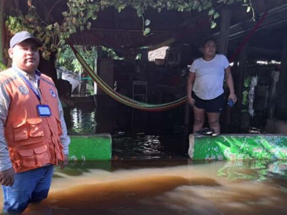 Brindan asistencia a familias afectadas por fuertes lluvias en aldea El Garitón, Santa Rosa