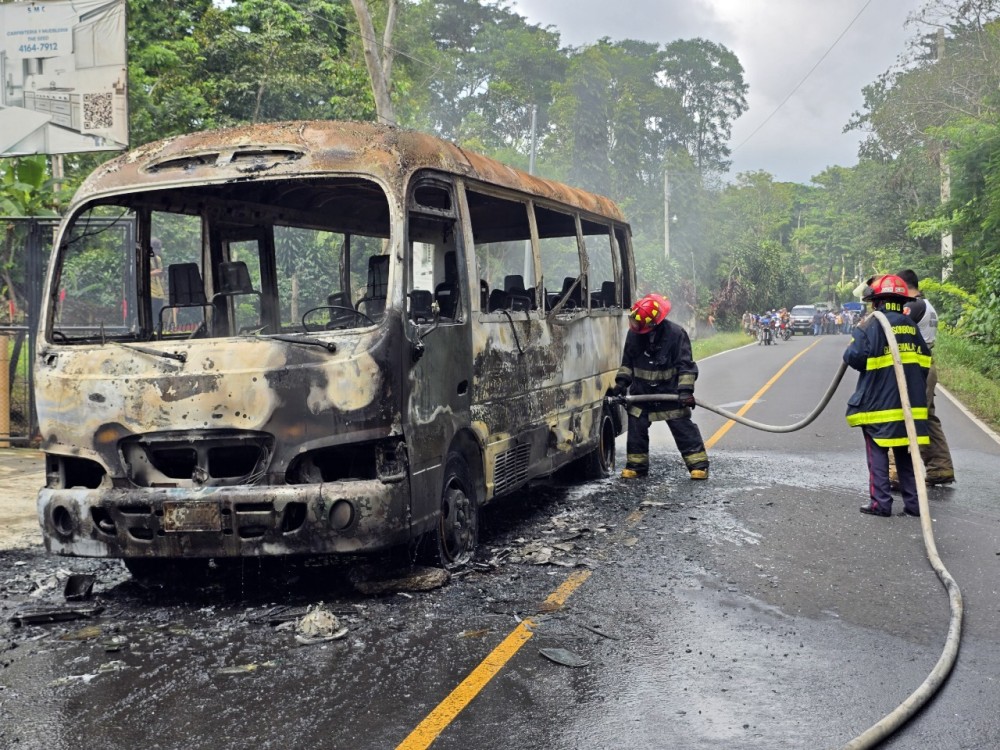 Bus colectivo se incendia en ruta entre Santo Tomás y San Antonio Suchitepéquez