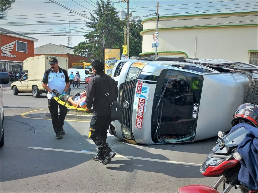 Bus que iba a alta velocidad vuelca en la zona 3 de Xela 