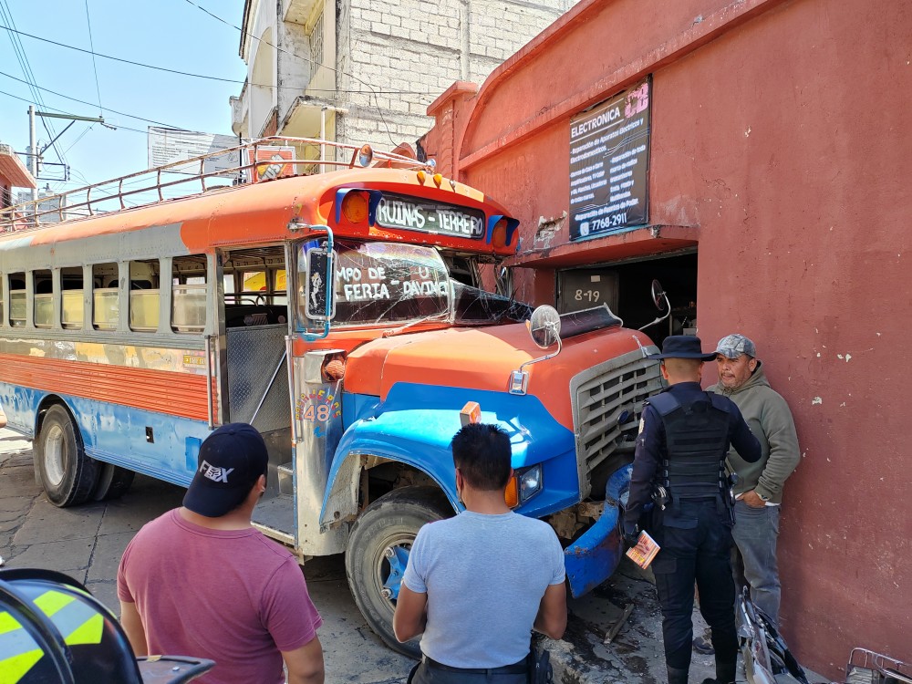 Bus se queda sin frenos en la zona 1 de Huehuetenango