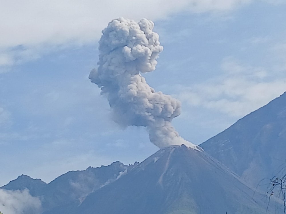 Caída de ceniza y fuertes erupciones del volcán Santiaguito ponen en alerta a la población 