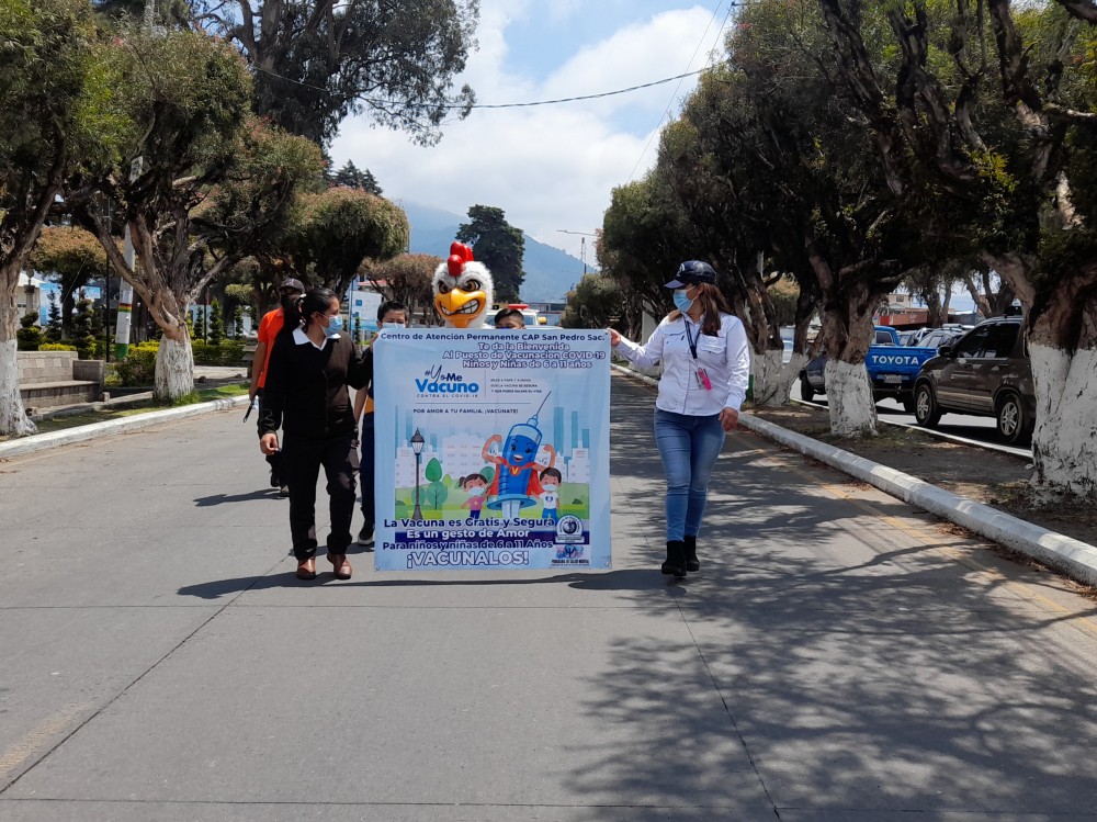 Caminan por las calles de San Pedro Sacatepéquez para promover la vacuna