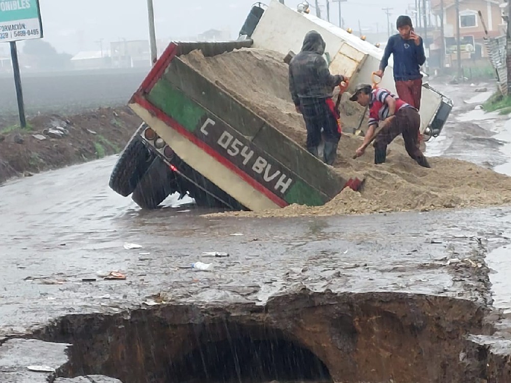 Camión cae en hundimiento tras el colapso de drenaje