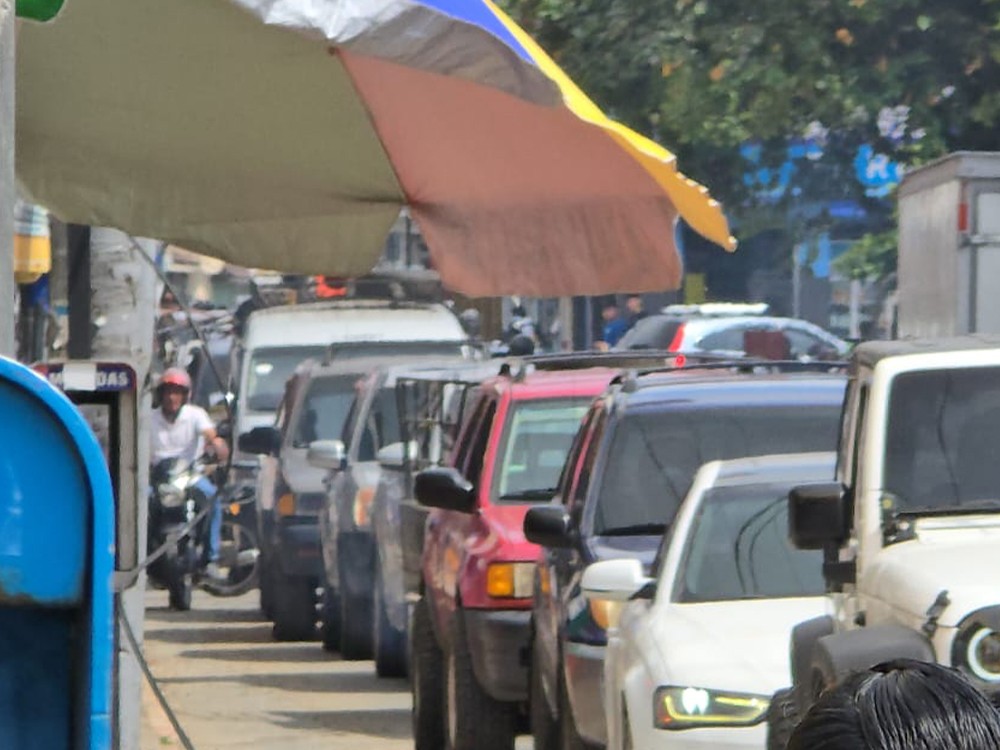 Camiones de constructoras generan tráfico en Coatepeque