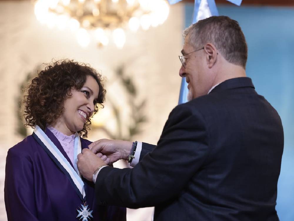 Cantautora guatemalteca, Gaby Moreno, recibe la Orden Presidencial 