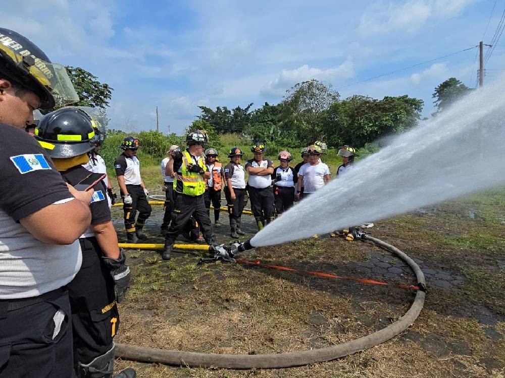 Capacitan a Bomberos Voluntarios sobre uso de equipo contra incendios