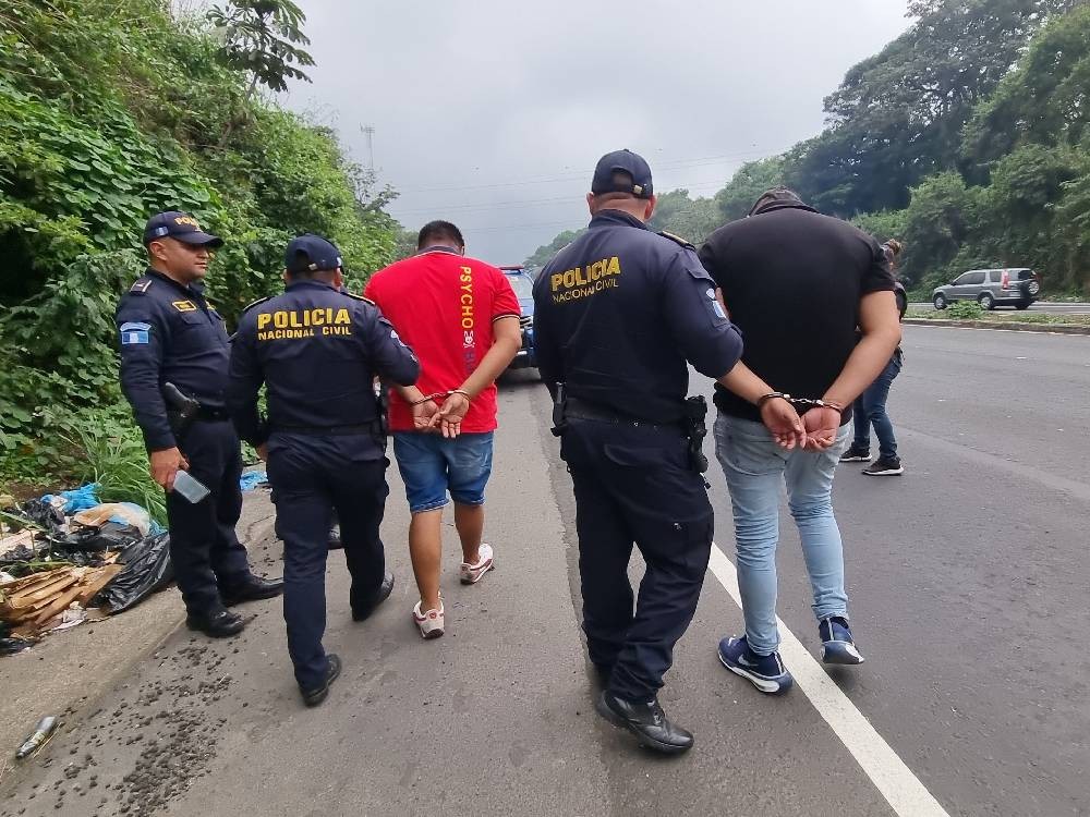 Capturan a dos por realizar carreras clandestinas en autopista Palín