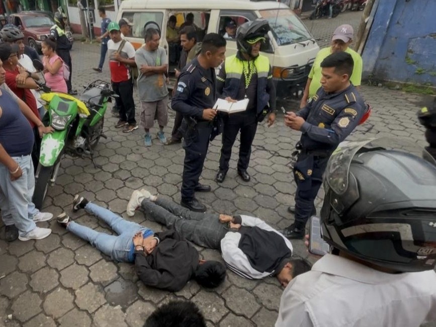 Capturan a dos presuntos asaltantes con arma ilegal en Coatepeque