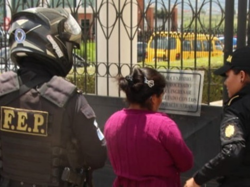 Tres capturados en Totonicapán y Xela son acusados de tráfico de personas y lavado de dinero