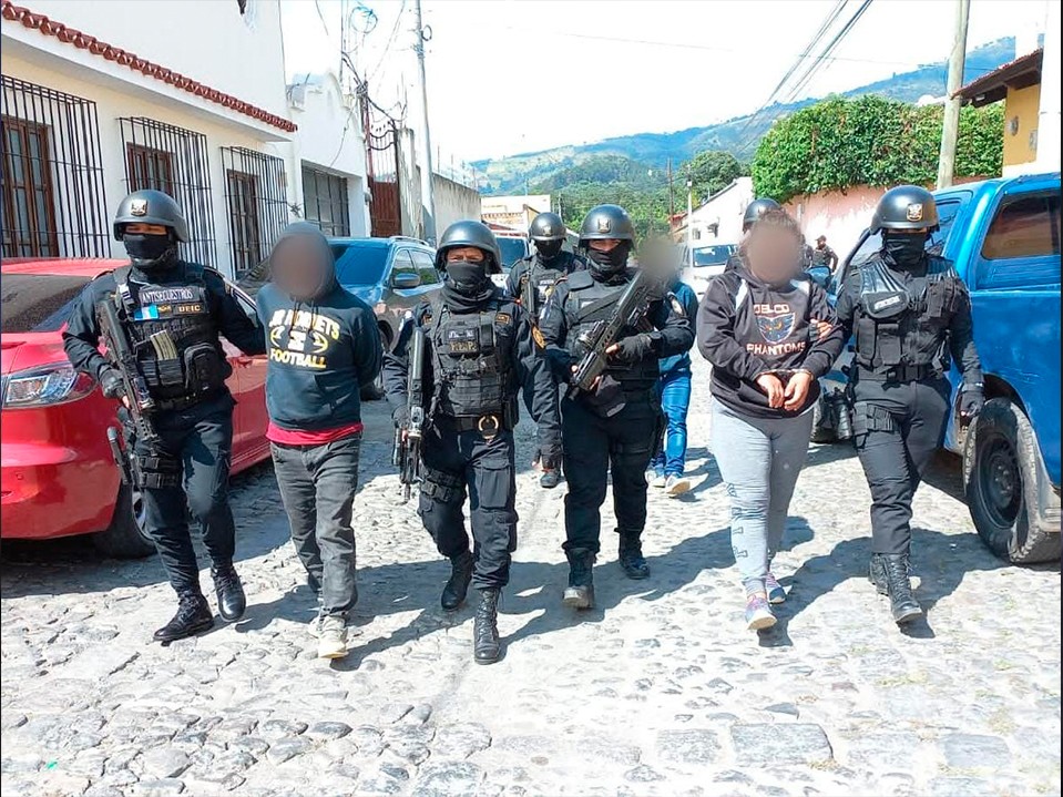 Capturan a secuestradores durante allanamientos