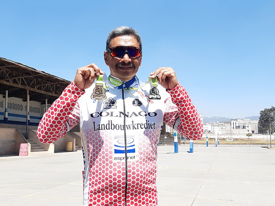 Carlos Lemus, triatleta de Xela gana medalla de oro en evento sprint