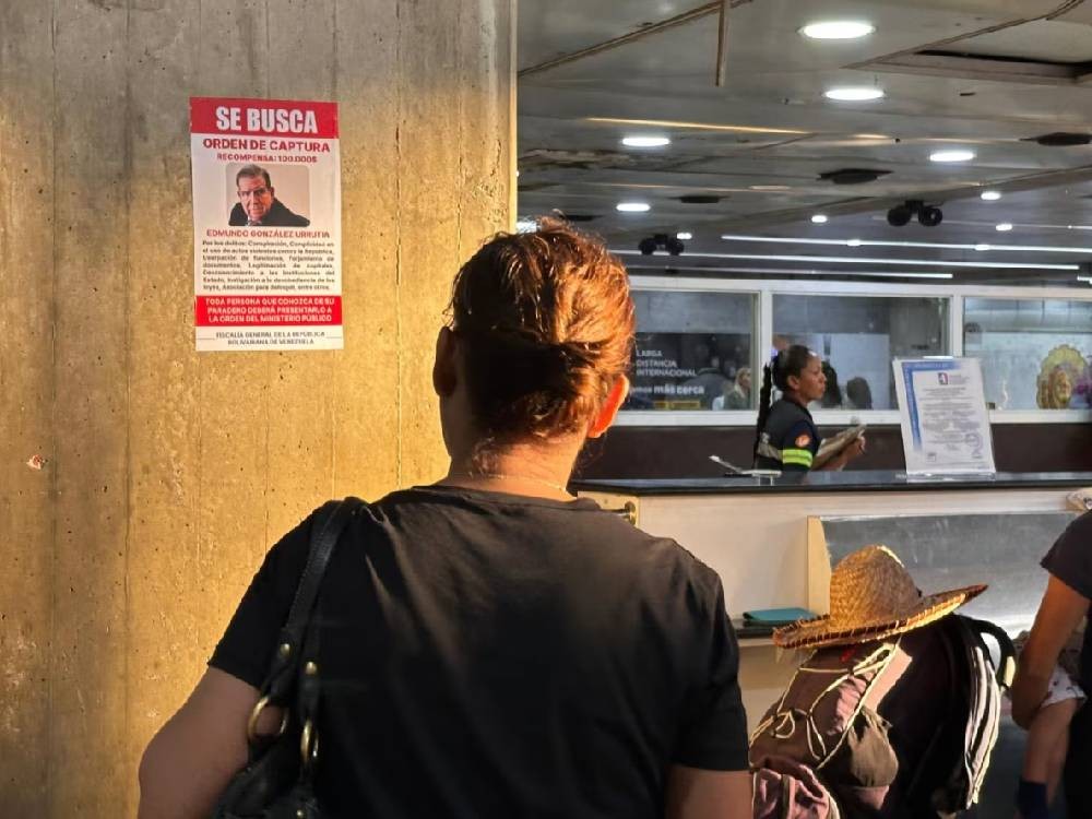 Carteles de "Se busca" con imagen del opositor Edmundo González aparecen en aeropuerto de Venezuela