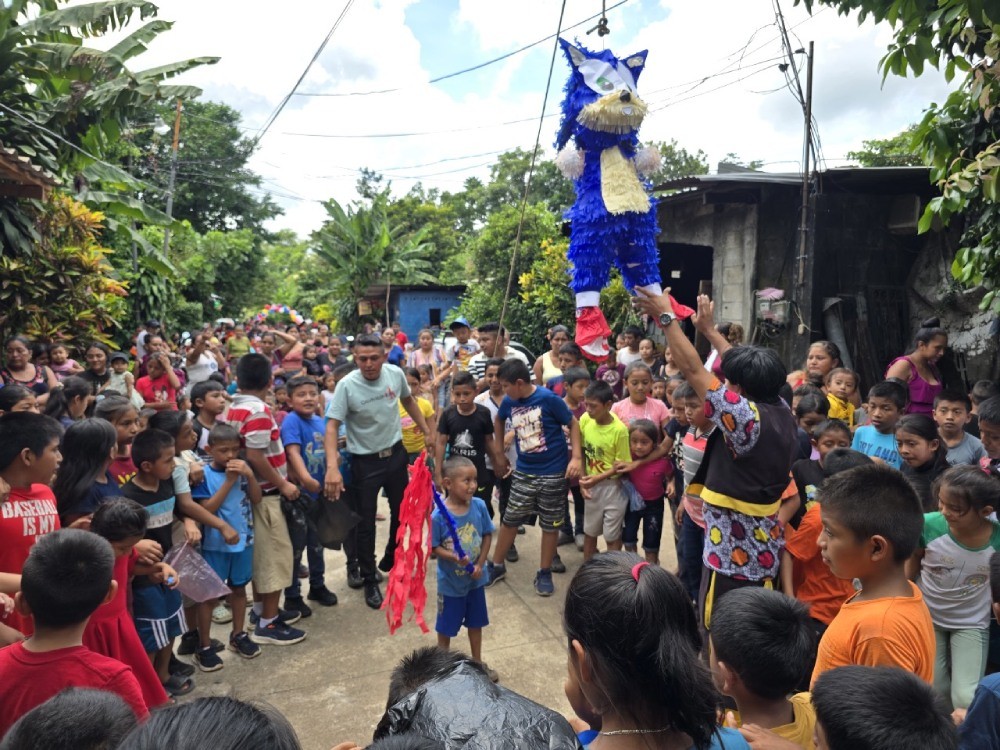 Celebran el día del niño en Aldea El Progreso de Mazatenango