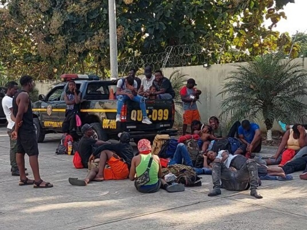 Chofer de bus huye y deja abandonados a 86 migrantes en Coatepeque