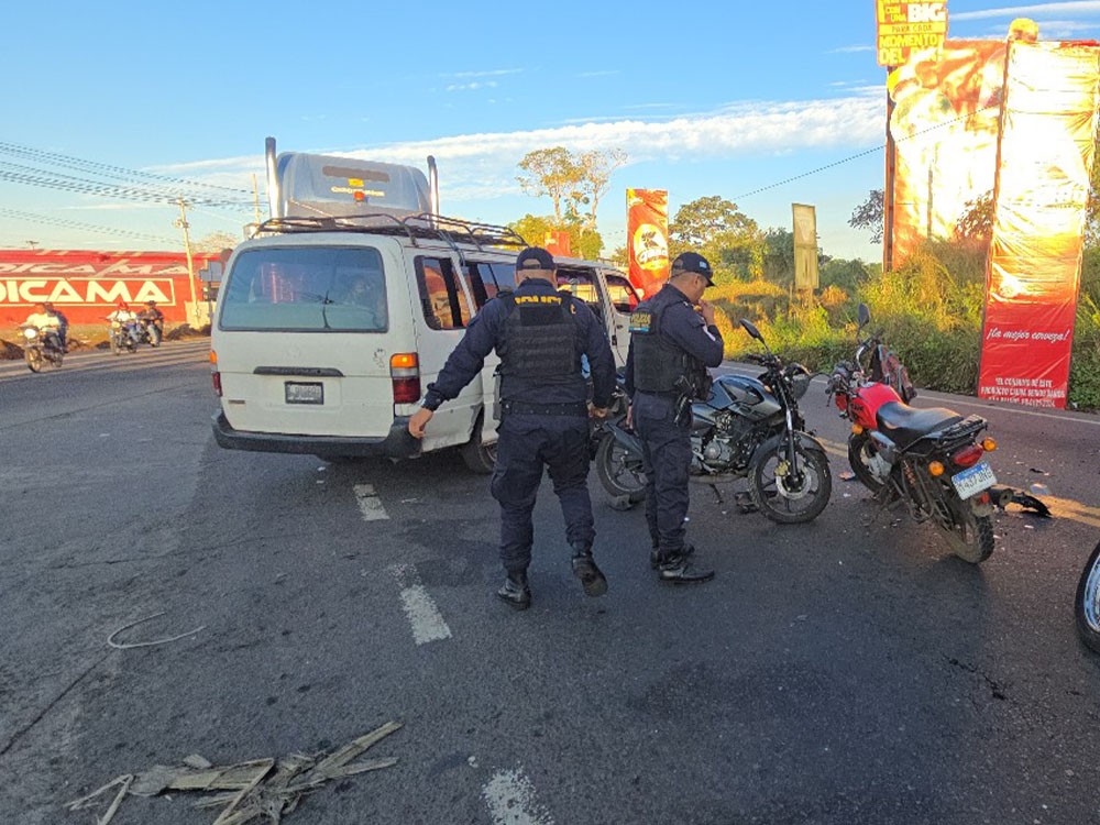 Choque de motocicletas deja a dos hombres gravemente heridos