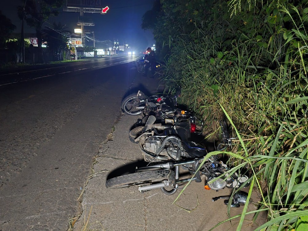 Choque entre motoristas deja tres heridos de gravedad