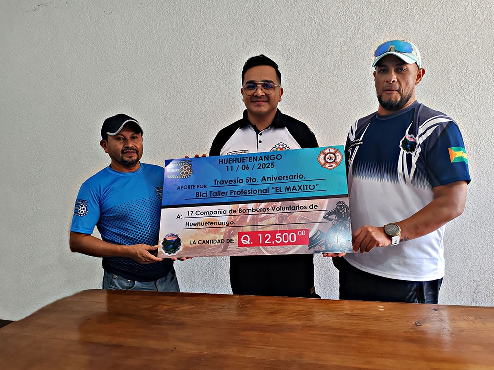 Ciclistas entregan aporte económico a Bomberos Voluntarios de Huehuetenango