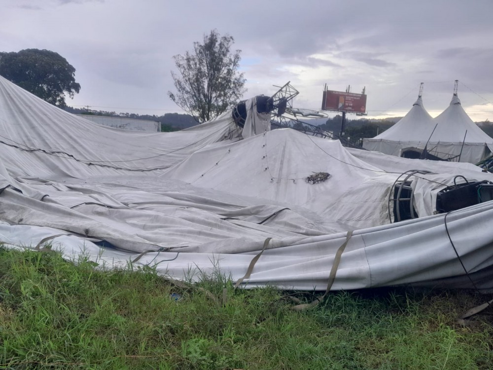 ((VIDEO)) Circo se desploma tras fuerte aguacero en la capital del país