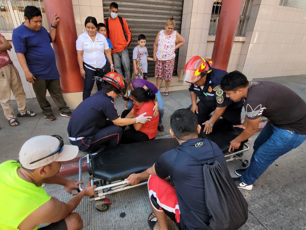 Colisión de dos motocicletas deja a una mujer herida en Coatepeque