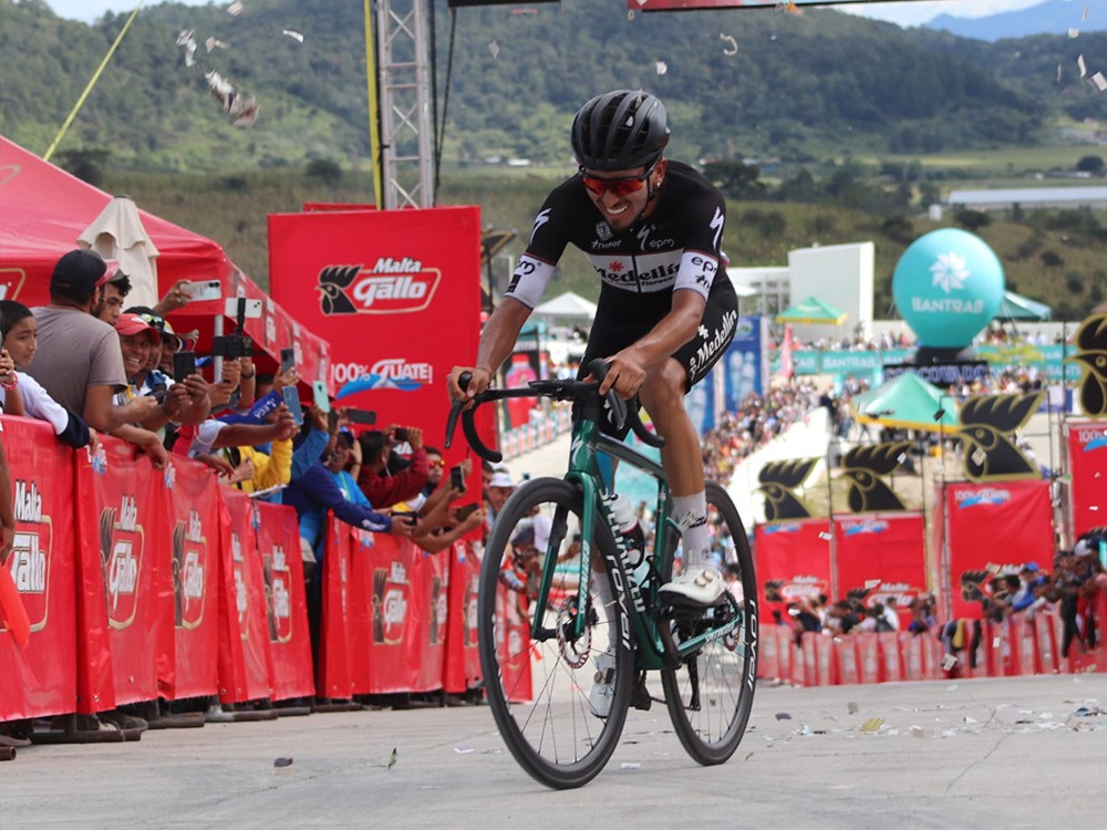 Colombia comienza a mostrar su poderío y gana primera etapa de la vuelta