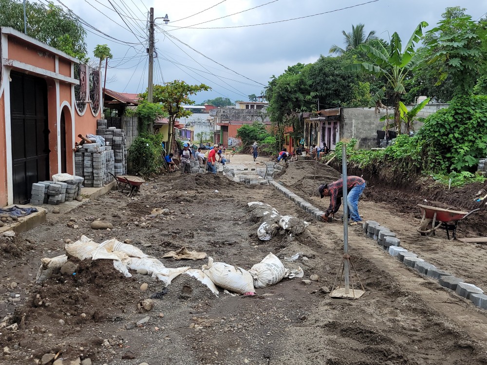 Comunidad de San Isidro trabaja para dejar en el olvido las calles de lodo