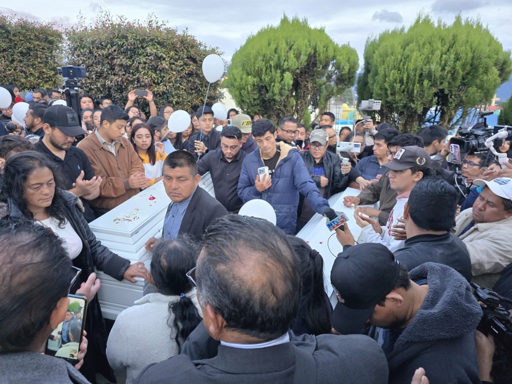 Con globos blancos y flores, cientos de vecinos le dan el último adiós a los primos Santizo en San Marcos